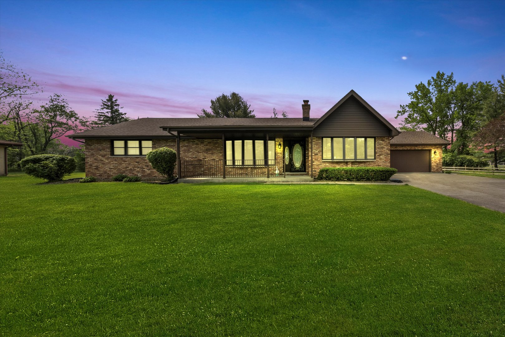 24449 South Klemme Road Crete, IL 60417 - Photo 2 of 21 a front view of a house with a garden