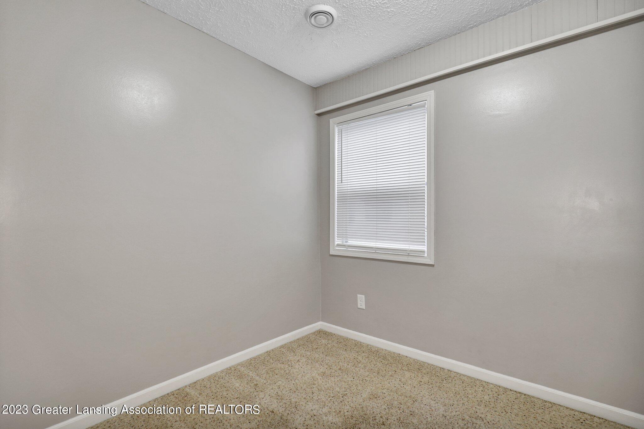 4726 Hughes Road Lansing, MI 48910 - Photo 9 of 21 10-web-or-mls-Open Ended Media-10