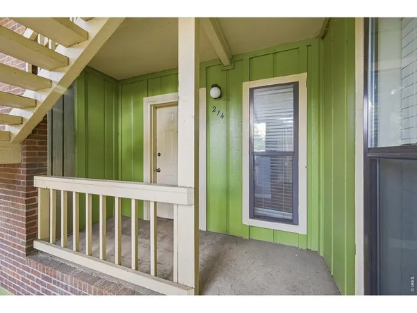 a view of entryway with a front door