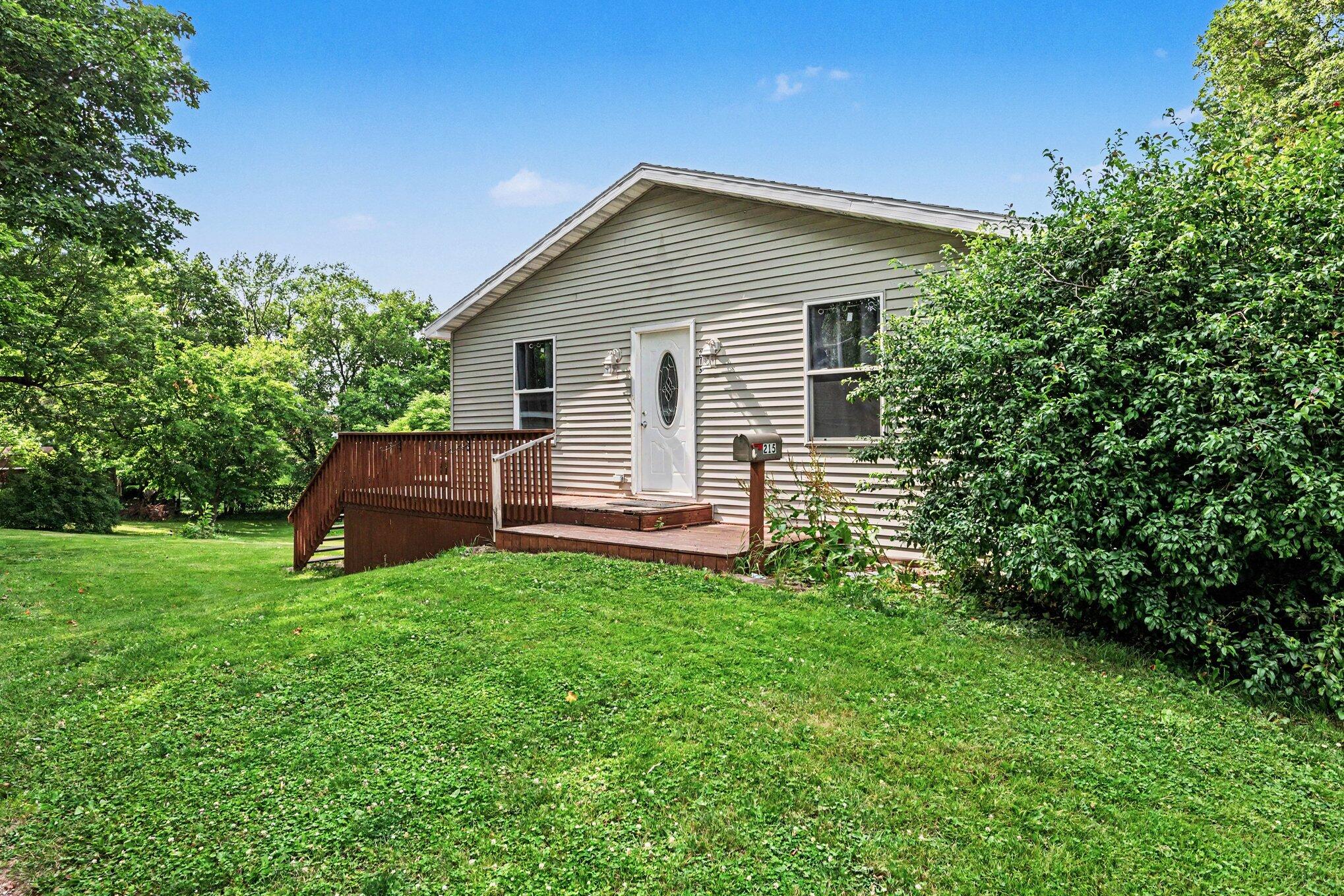 215 South Lincoln Avenue Three Rivers, MI 49093 - Photo 2 of 27 IMG_9583