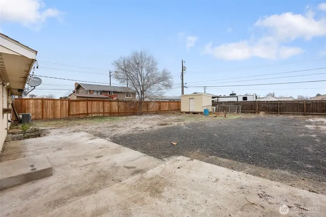 a view of a backyard