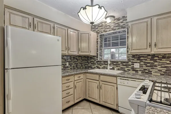 $2,200 | 45 Coralberry Road, The Woodlands, TX 77381