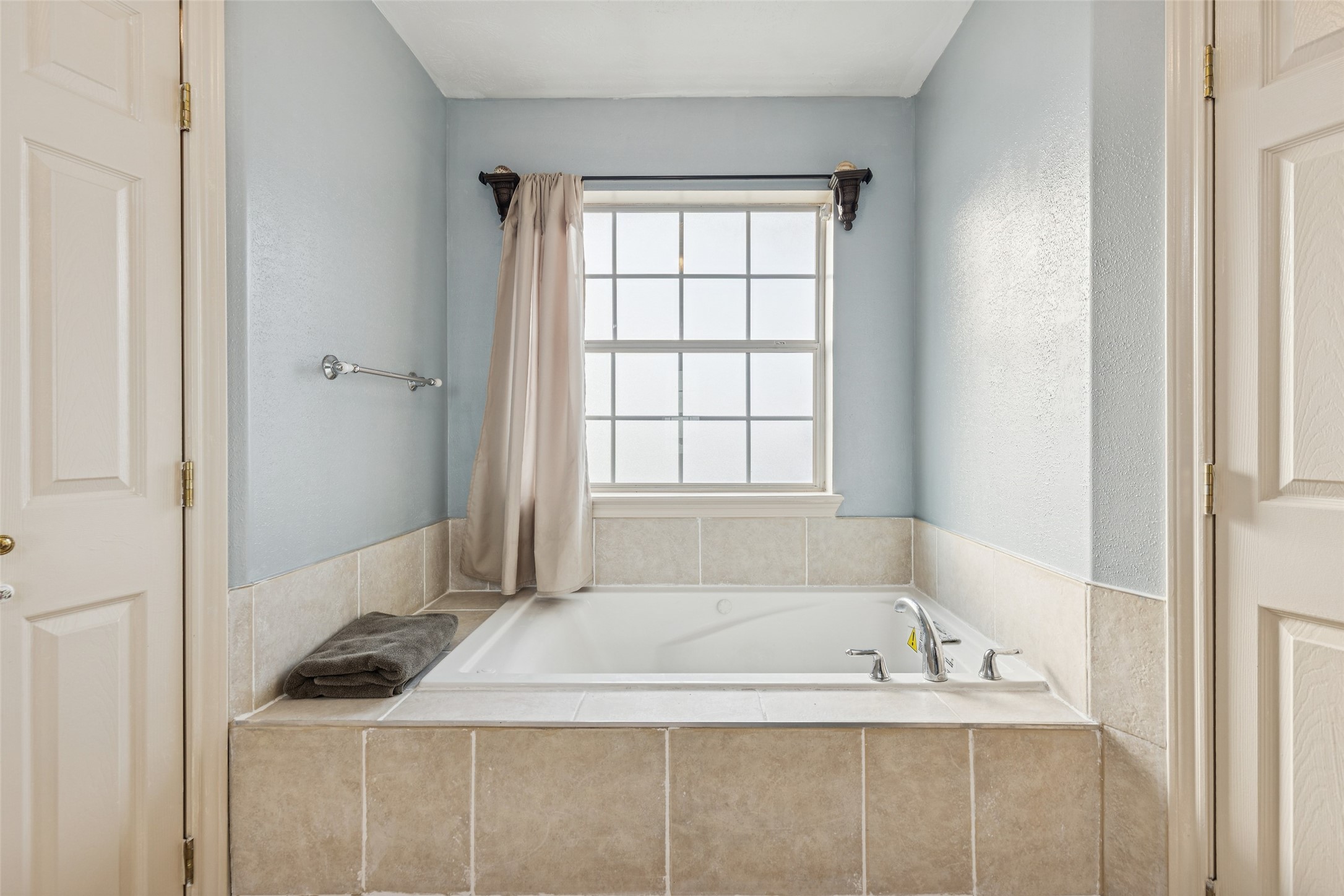 21 Pine Prairie School Road Huntsville, TX 77320 - Photo 17 of 26 a bathroom with a bathtub and a window
