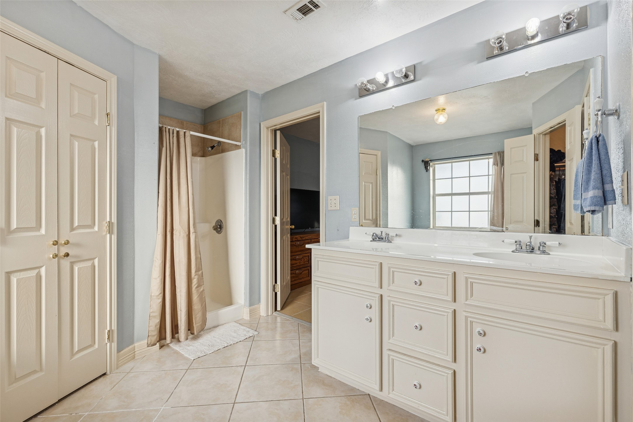 21 Pine Prairie School Road Huntsville, TX 77320 - Photo 18 of 26 a spacious bathroom with a granite countertop sink and a mirror