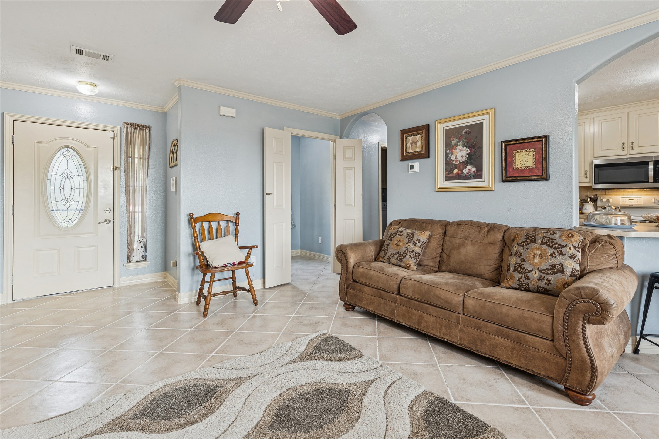 21 Pine Prairie School Road Huntsville, TX 77320 - Photo 3 of 26 a living room with furniture a clock on wall and a window