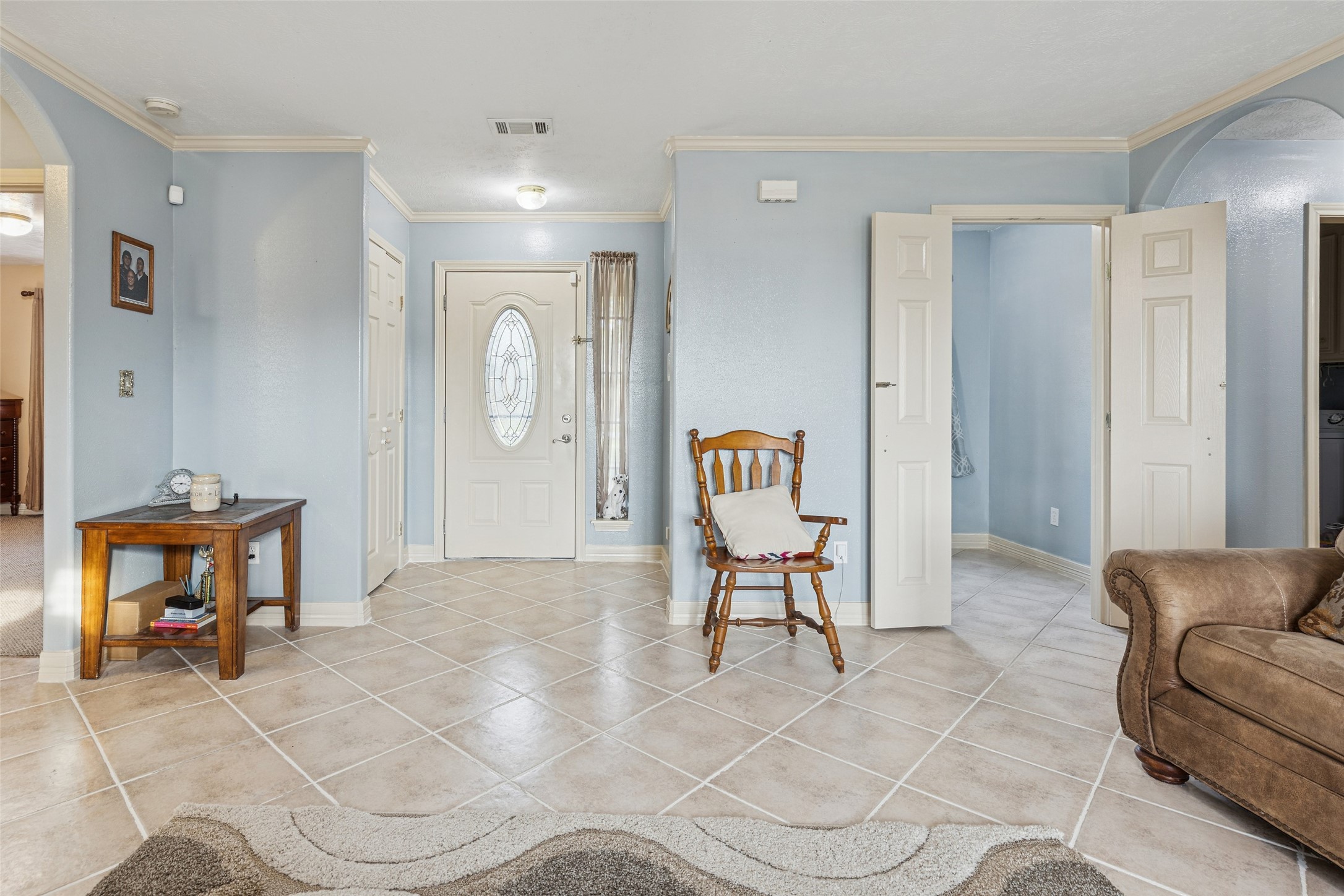 21 Pine Prairie School Road Huntsville, TX 77320 - Photo 7 of 26 a living room with furniture a window and a painting