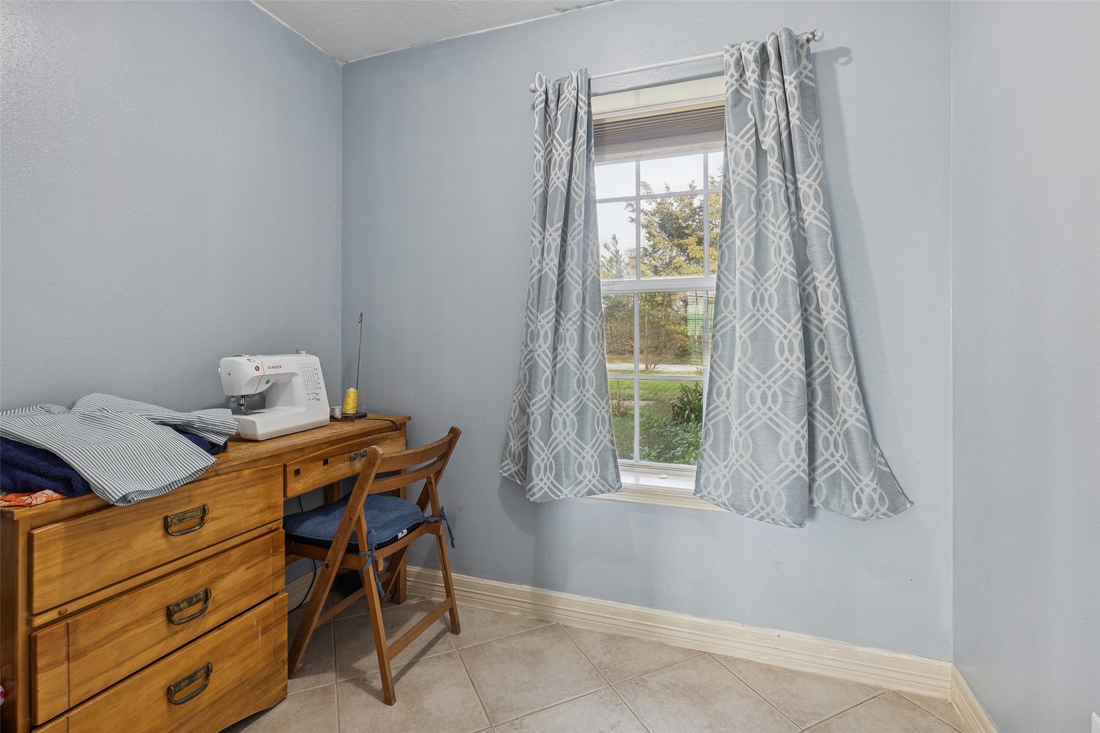 21 Pine Prairie School Road Huntsville, TX 77320 - Photo 8 of 26 a workspace with furniture and window