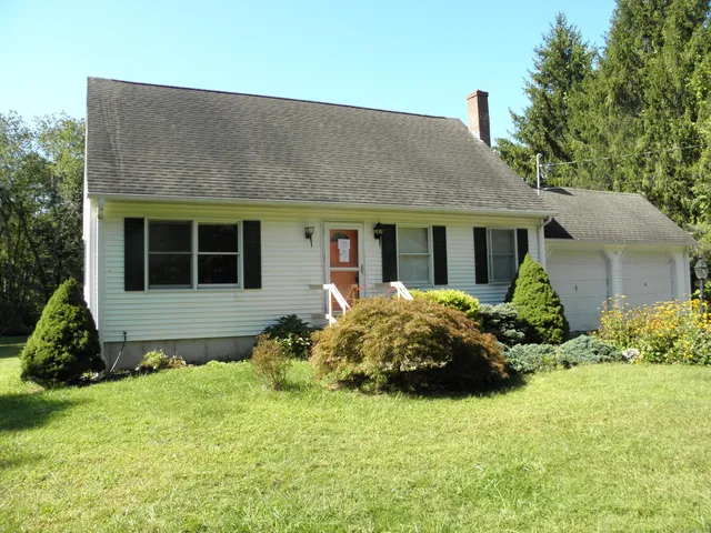 $327,500 | 1089 Hopeville Road, Griswold, CT 06351
