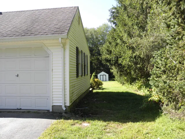 $327,500 | 1089 Hopeville Road, Griswold, CT 06351