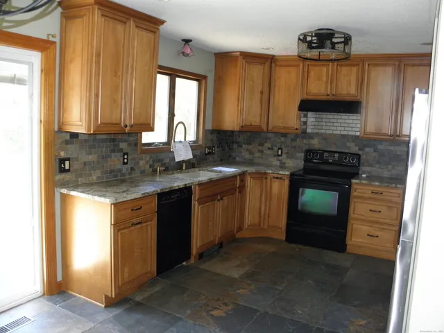 $327,500 | 1089 Hopeville Road, Griswold, CT 06351