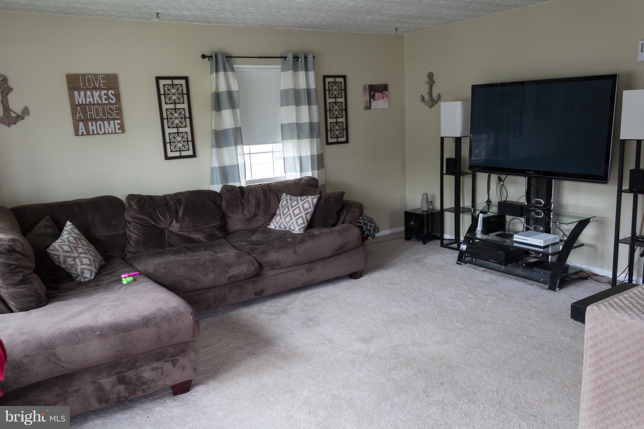 414 Holy Cross Road Baltimore, MD 21225 - Photo 7 of 23 Living Room