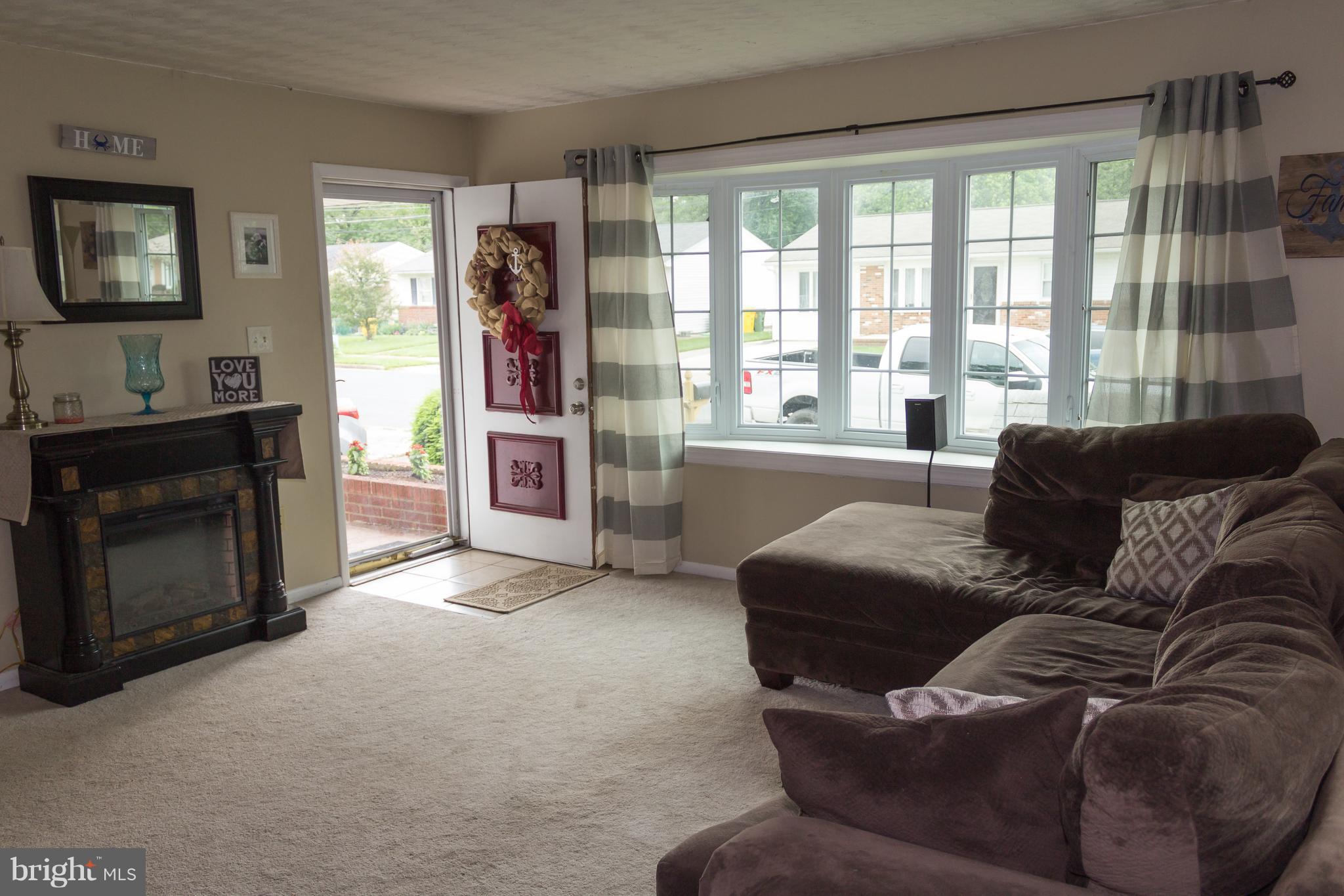 414 Holy Cross Road Baltimore, MD 21225 - Photo 8 of 23 Living Room