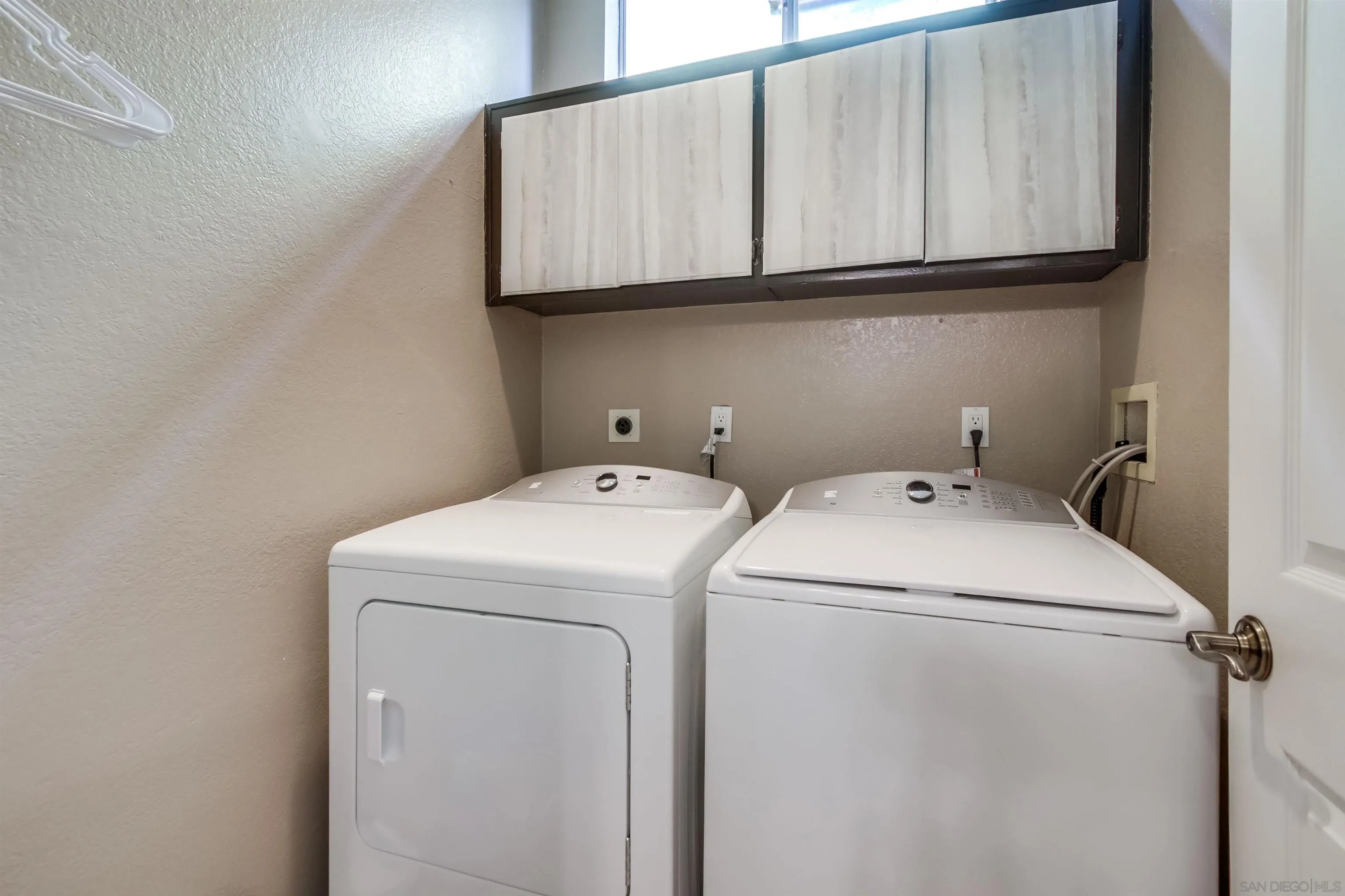 930 Gardena Road Encinitas, CA 92024 - Photo 11 of 27 a utility room with dryer and washer