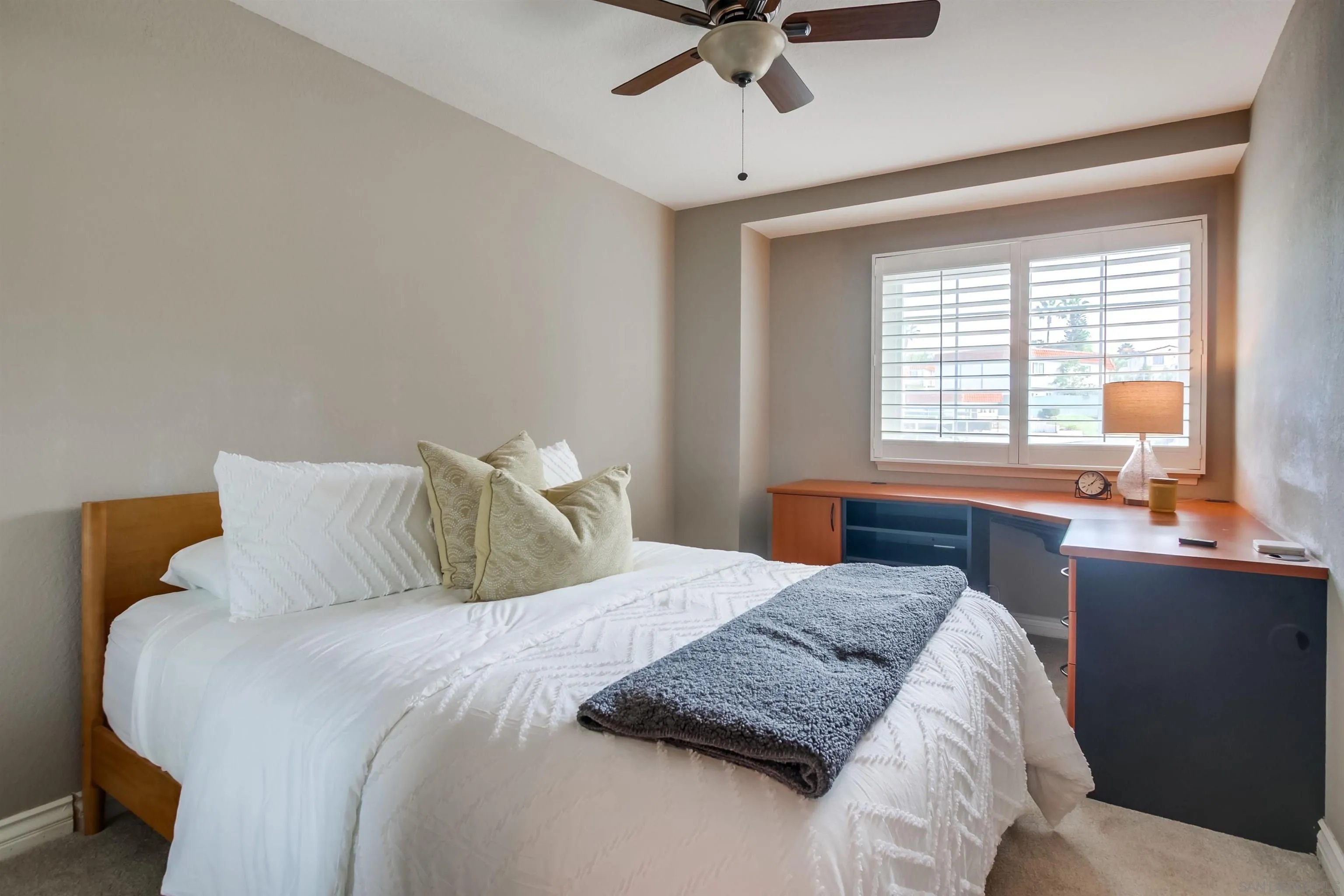 930 Gardena Road Encinitas, CA 92024 - Photo 22 of 27 a bedroom with a large bed and a window