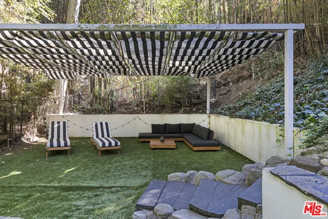 a view of a chair and table in the backyard