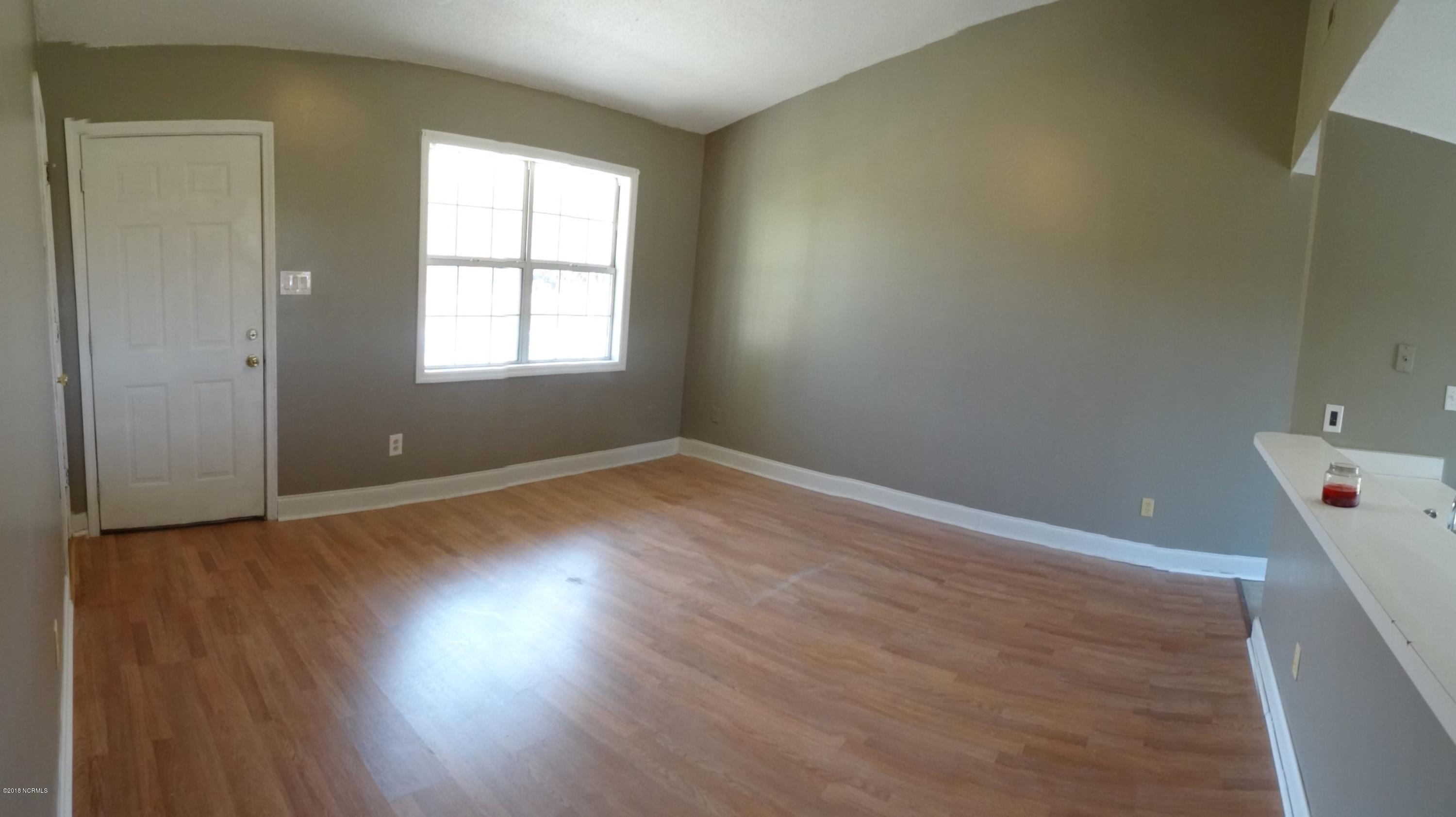 311 Crown Point Road Hubert, NC 28539 - Photo 4 of 25 Living 1