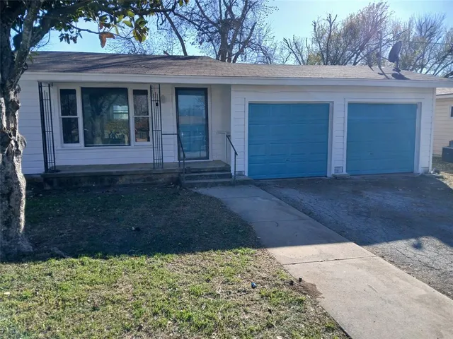 $149,900 | 202 Roselawn Street, Coleman, TX 76834