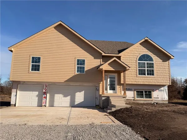 $385,000 | 309 Northeast 51st Road, Warrensburg, MO 64093