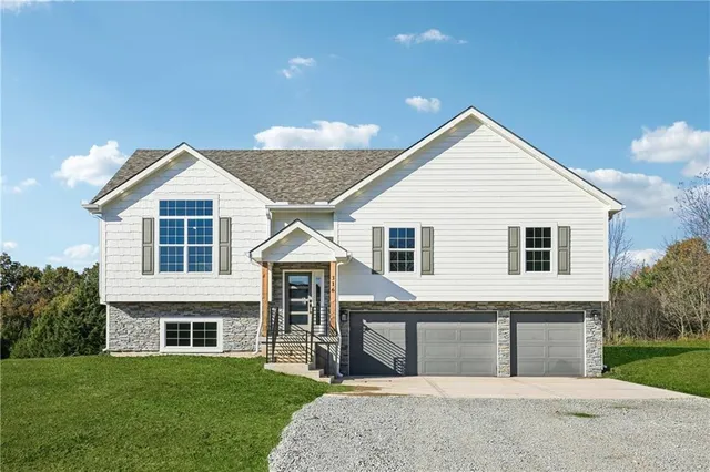 $385,000 | 309 Northeast 51st Road, Warrensburg, MO 64093