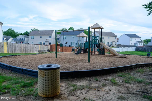 a view of a yard in the back