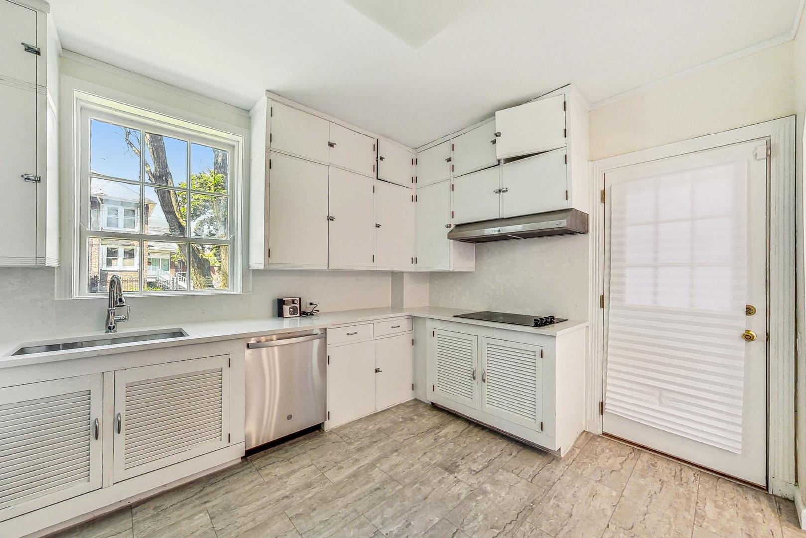8201 South Rhodes Avenue Chicago, IL 60619 - Photo 15 of 61 Gallery Image 15