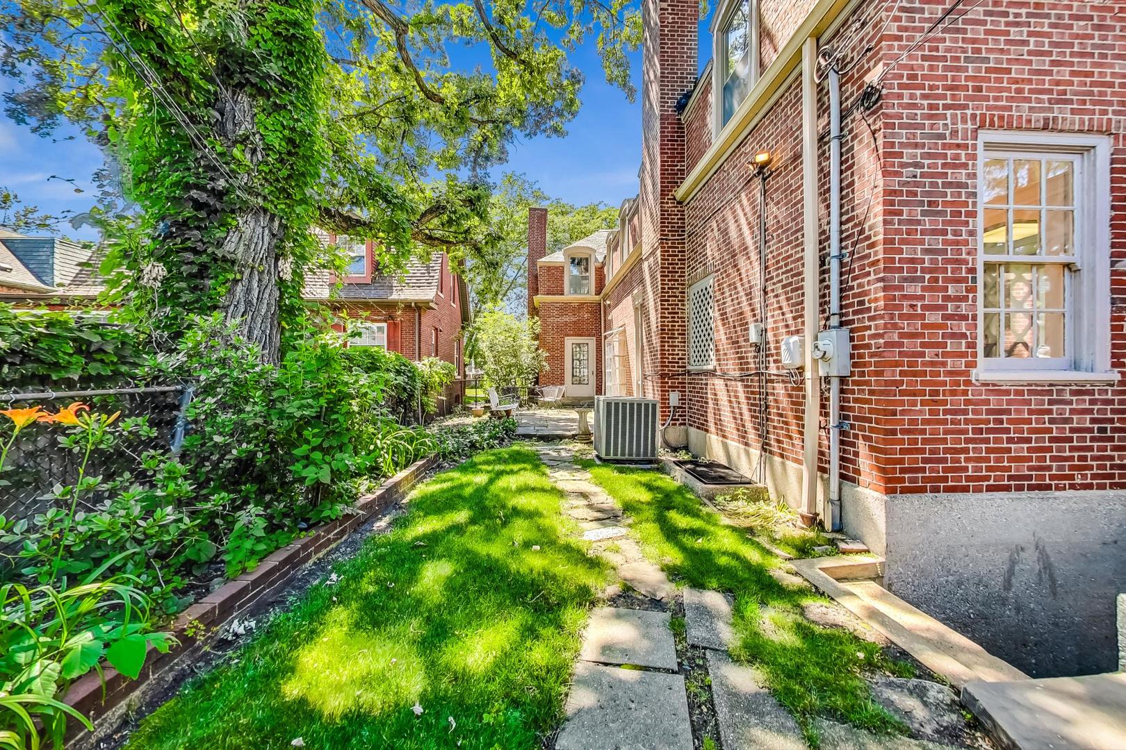 8201 South Rhodes Avenue Chicago, IL 60619 - Photo 56 of 61 Gallery Image 56