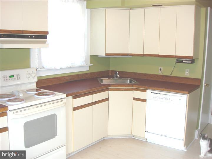 242 Strathmore Road Havertown, PA 19083 - Photo 6 of 15 Kitchen