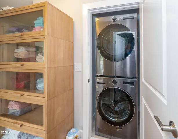 a close up view of a washer and dryer