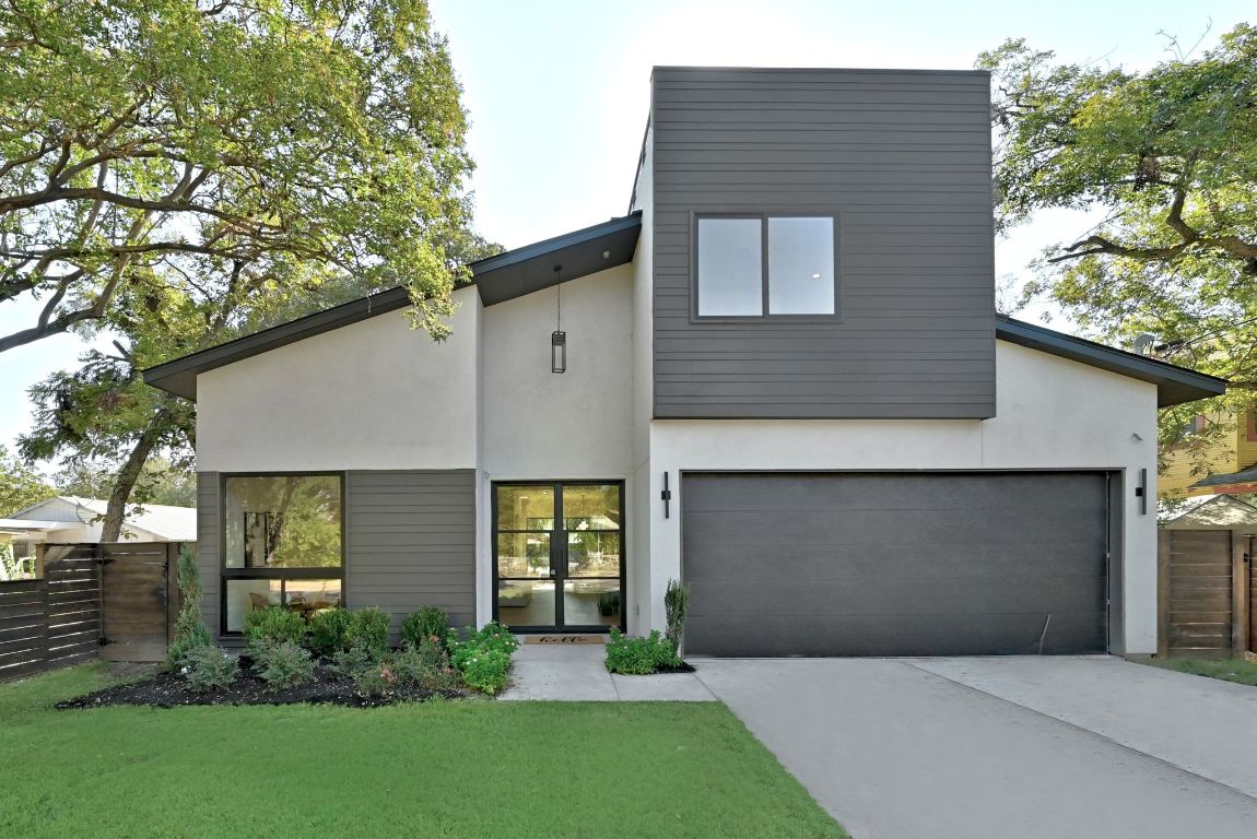 Beautiful location walking distance to restaurants, parks & shops