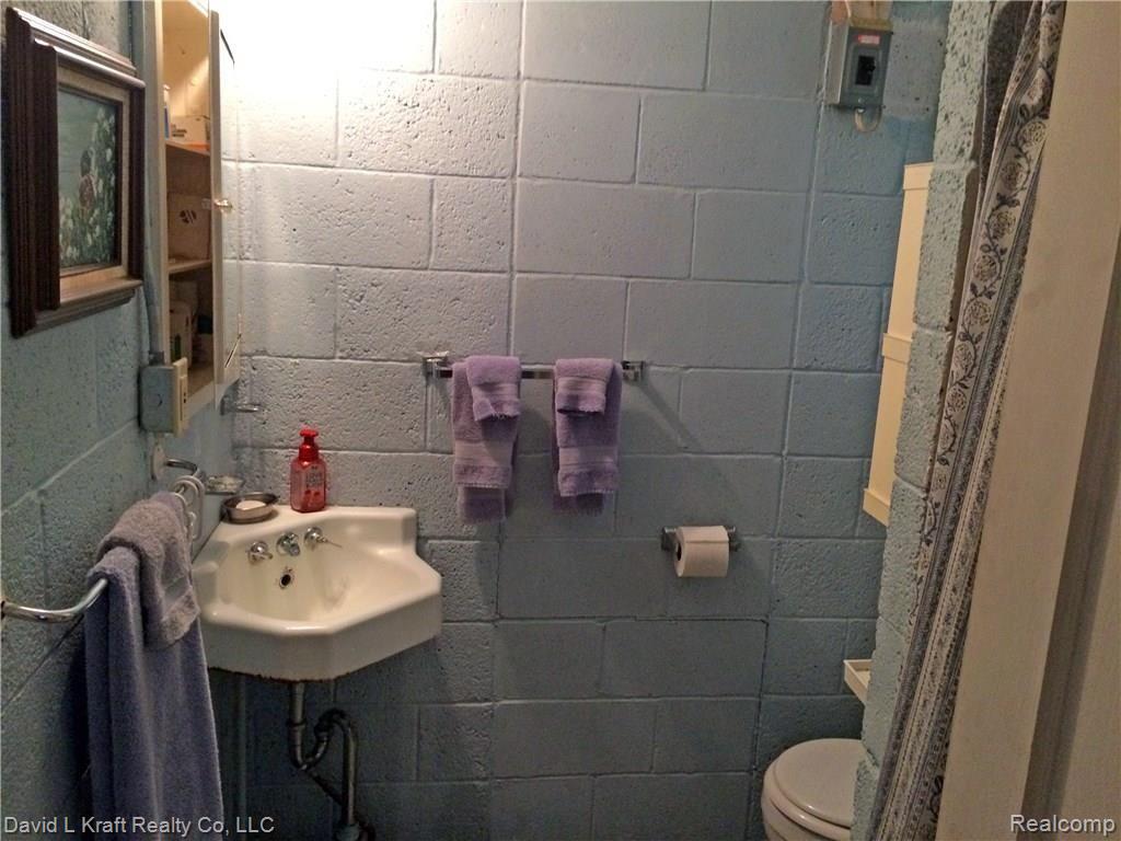 7280 Port Austin Road Caseville, MI 48725 - Photo 14 of 24 7280PtAustinBathOld.jpg