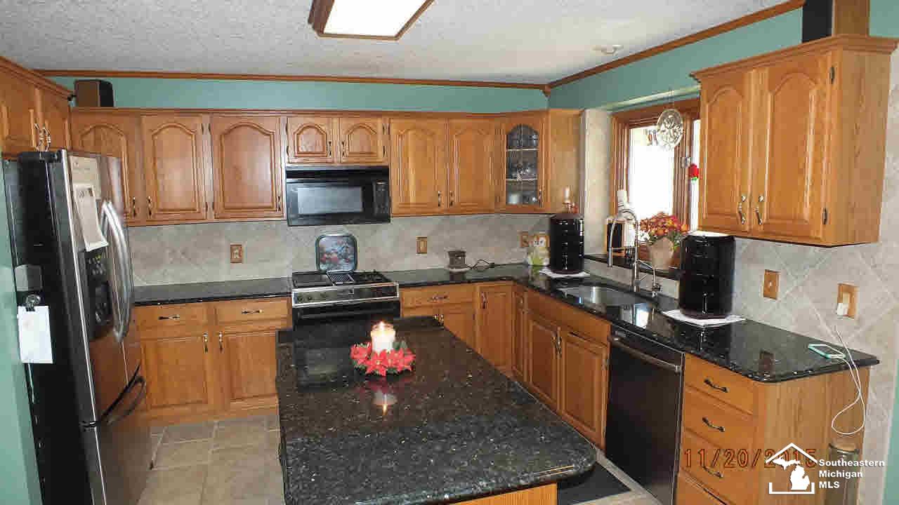8725 Summerfield Road Lambertville, MI 48144 - Photo 12 of 23 Kitchen