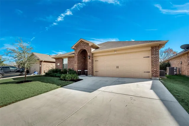 $2,100 | 649 Clearbrook Street, Azle, TX 76020