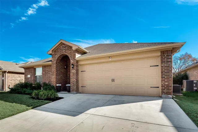 $2,100 | 649 Clearbrook Street, Azle, TX 76020