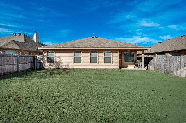 $2,050 | 649 Clearbrook Street, Azle, TX 76020