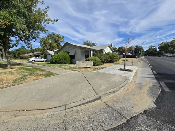 a view of a house with a yard
