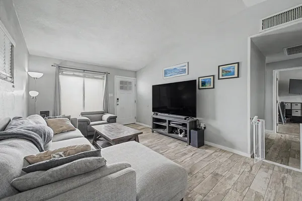 $2,400 | 2025 East Howe Avenue, Tempe, AZ 85281