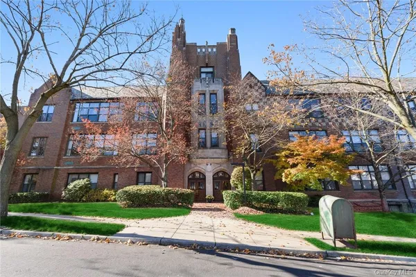 $2,400 | 55 McKinley Avenue, Unit D23, White Plains, NY 10606