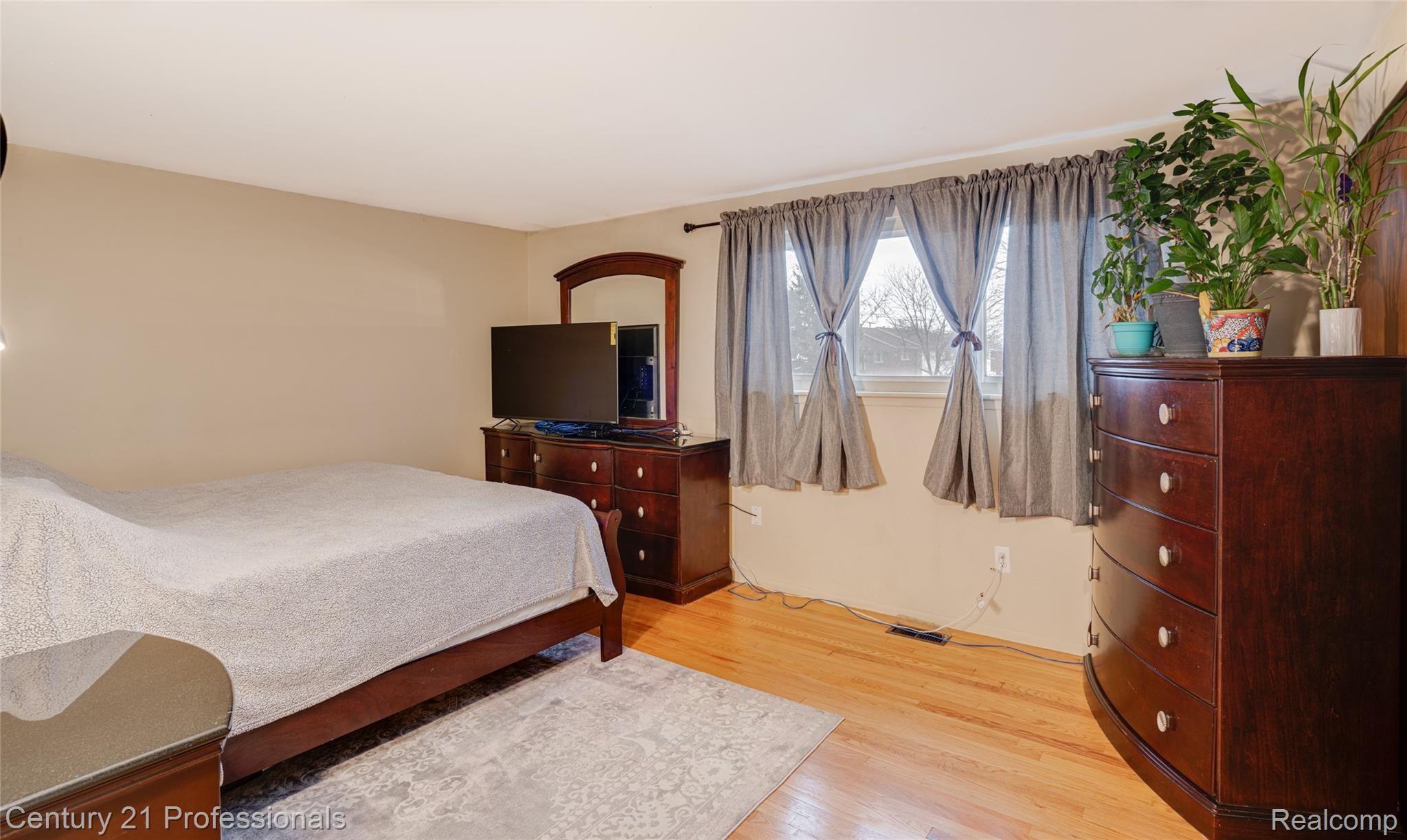 20375 15 Mile Road Clinton Township, MI 48035 - Photo 11 of 20 masterbdrm view 1.jpg