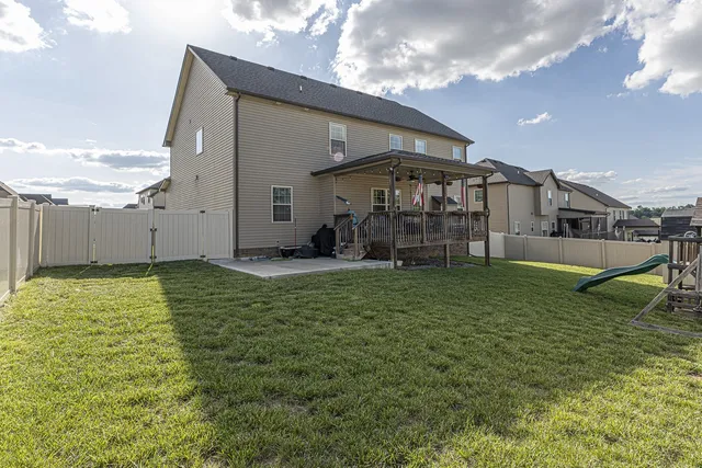 a view of a backyard