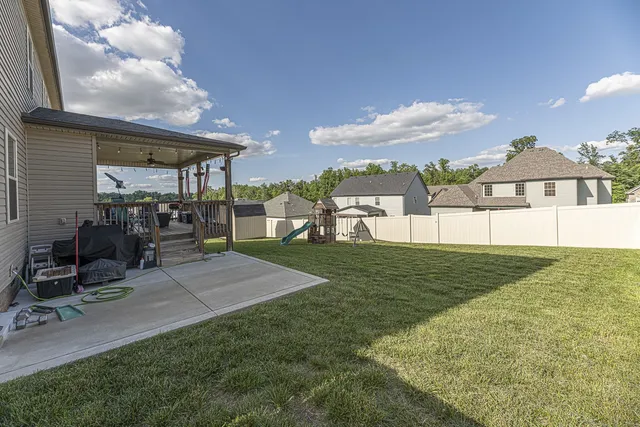 a view of a backyard