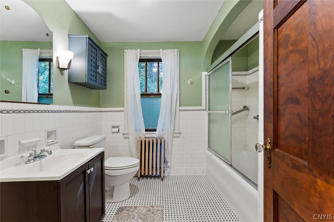 303 Barrington Road, Unit 5 Syracuse, NY 13214 - Photo 21 of 44 Main bath on 2nd floor