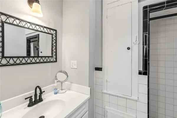 $2,900 | 114 17th Street, Galveston, TX 77550