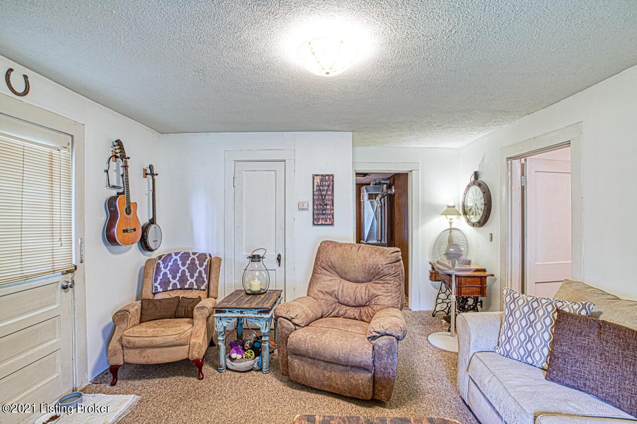 3305 County Line Road Louisville, KY 40229 - Photo 10 of 17 Living room
