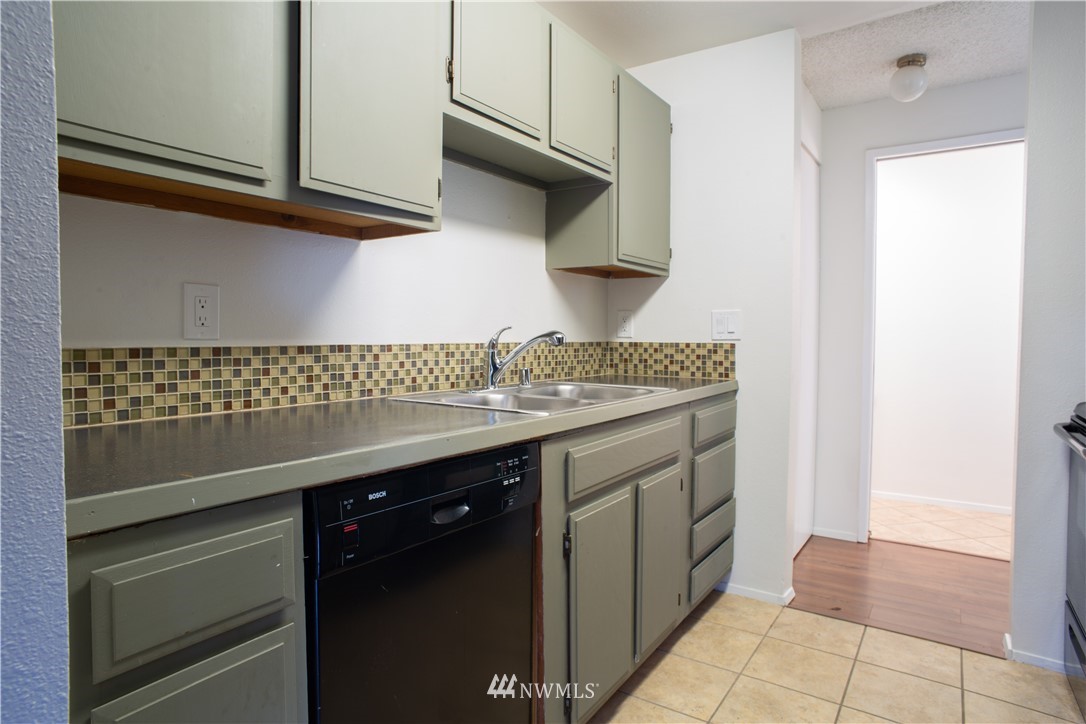 12421 74th Lane South, Unit 20 Seattle, WA 98178 - Photo 6 of 16