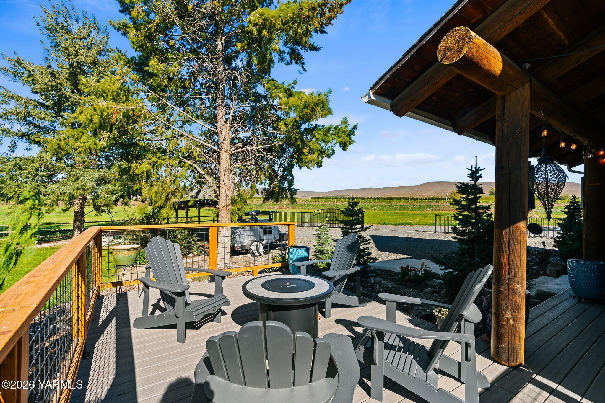 2550 Kays Road Wapato, WA 98951 - Photo 36 of 52 a view of a balcony with chairs and a potted plant