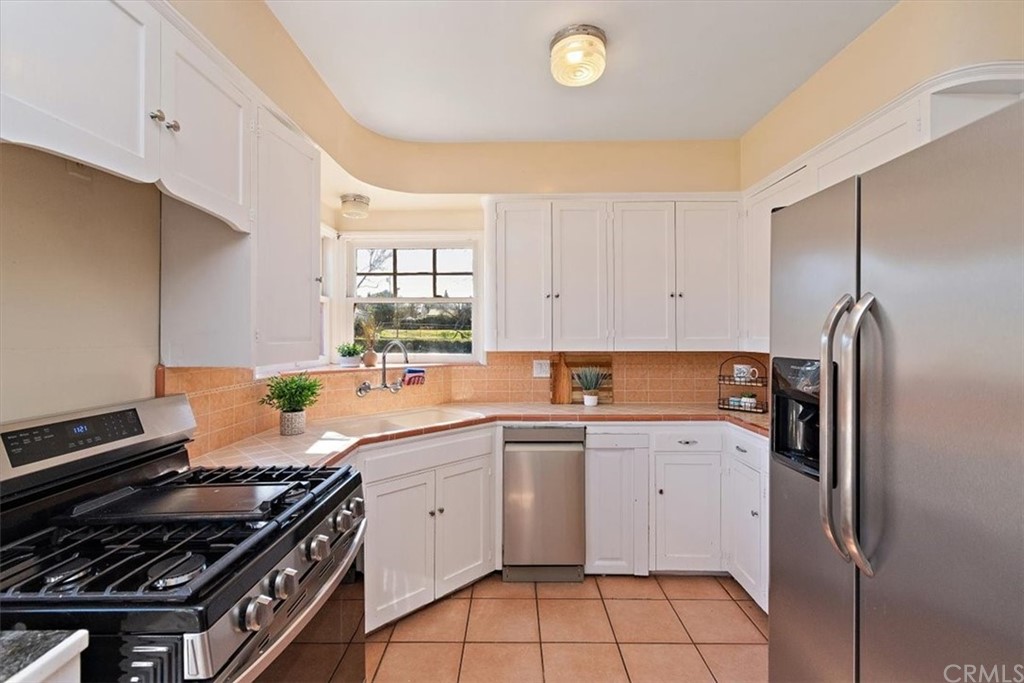 939 East Colton Avenue Redlands, CA 92374 - Photo 9 of 34