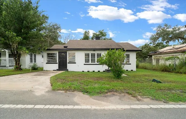 a view of a house with yard and tree s