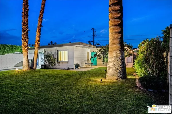 a view of a backyard