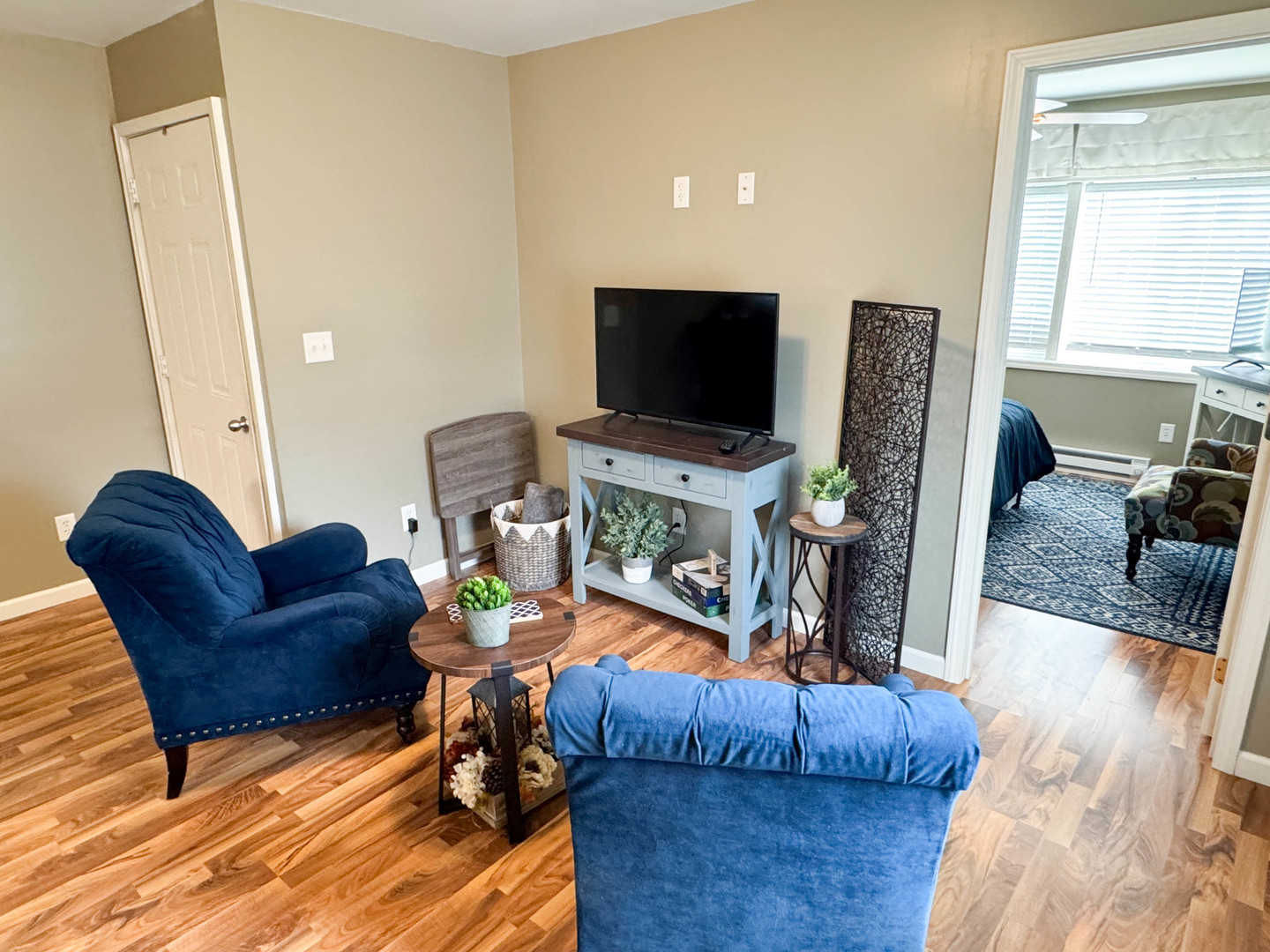 113 Lafayette Street Anna, IL 62906 - Photo 12 of 33 a living room with furniture and a flat screen tv