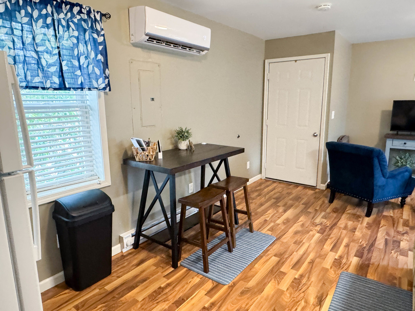 113 Lafayette Street Anna, IL 62906 - Photo 15 of 33 a workspace with furniture and a window